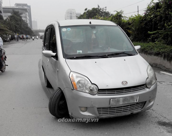 Xế Tàu rớt bánh trên phố Hà Nội